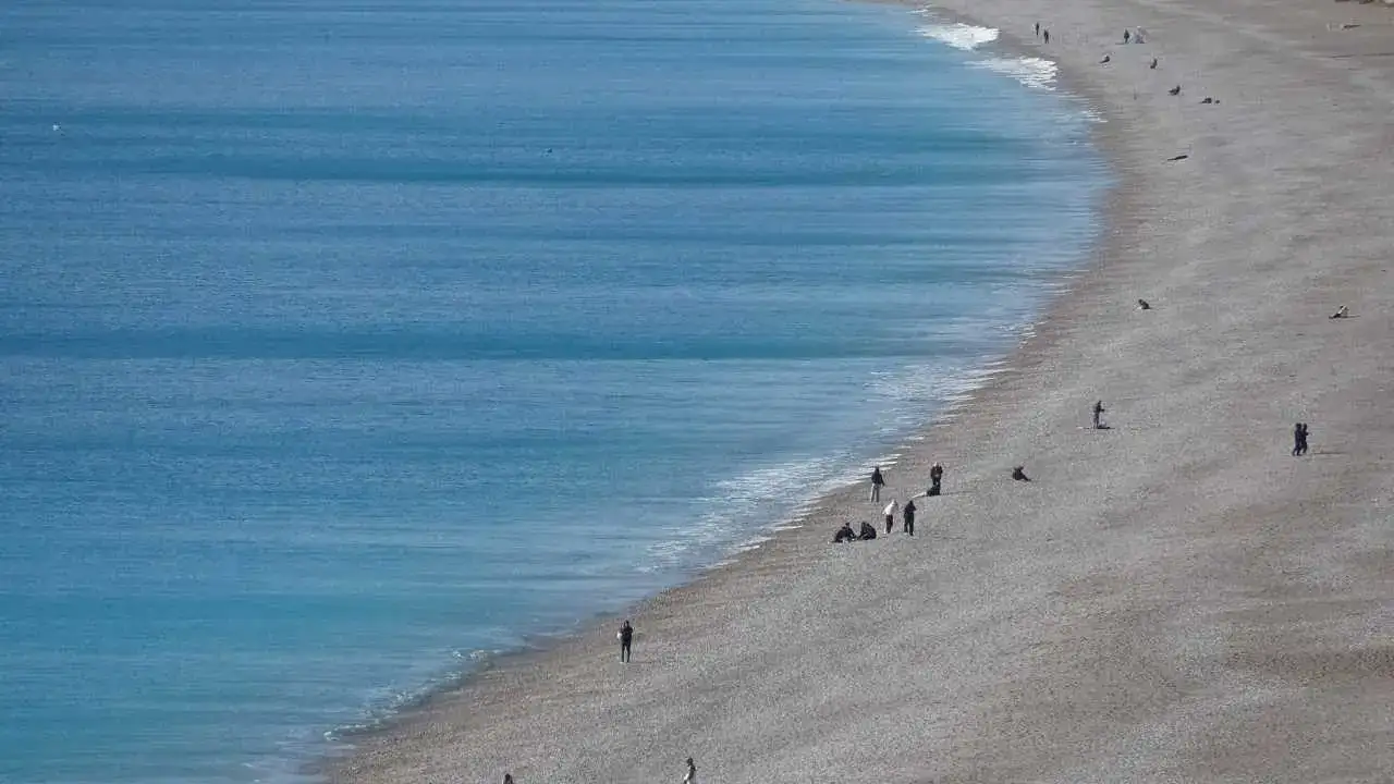 Antalya’da Deniz Keyfi Soğuk Havayı Umursamadı 4
